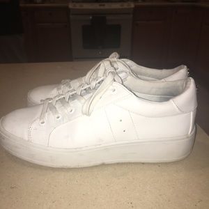 Lightly worn steve madden sneakers!! super comfy